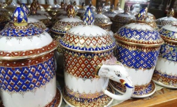 タイ王室御用達の高級磁器「ベンジャロン絵付け体験」遠足